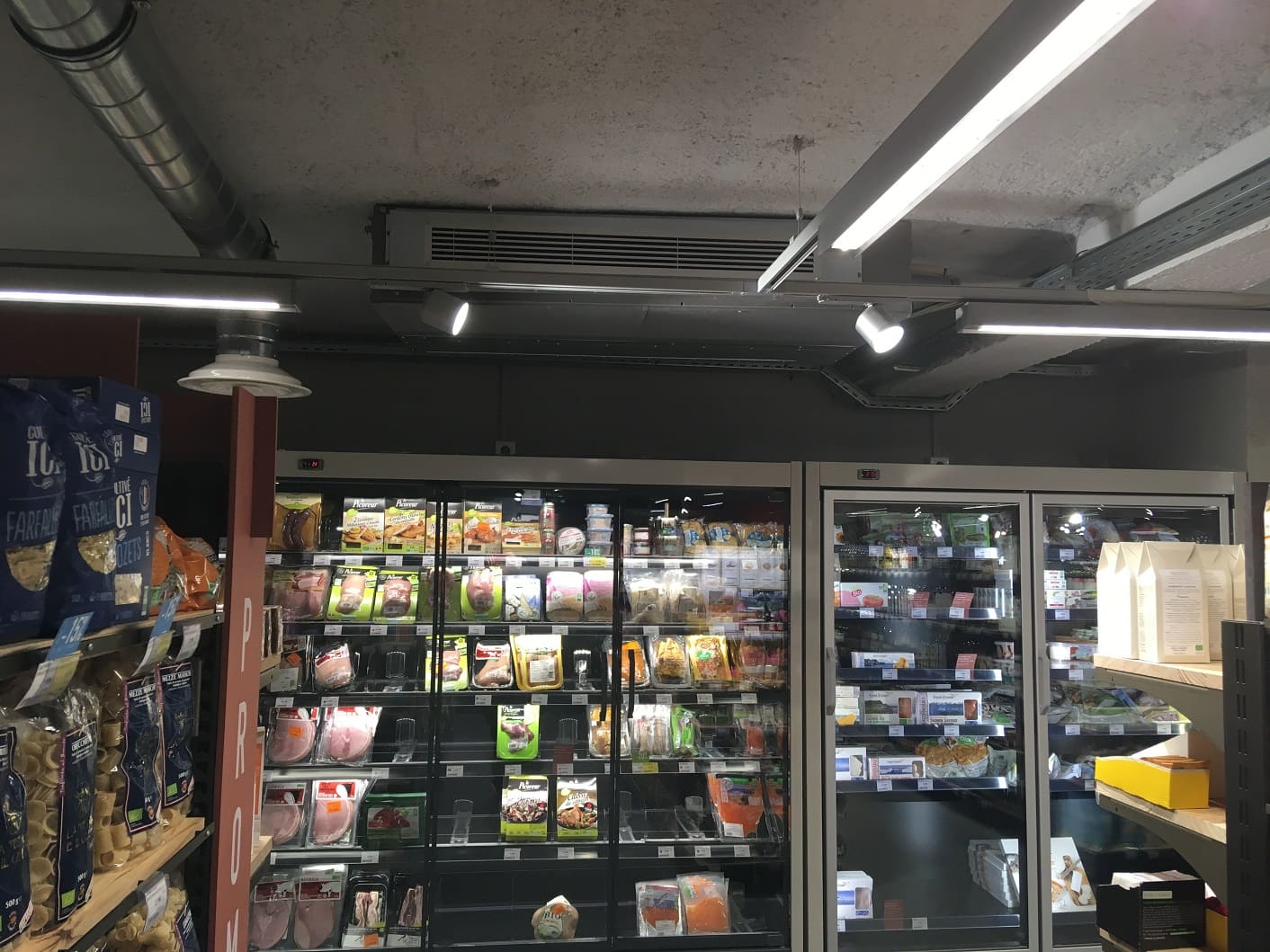 rayon réfrigérateur supermarché