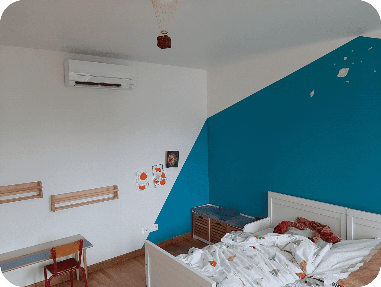 climatiseur dans une chambre d'enfant